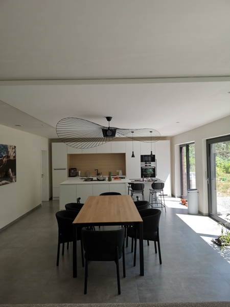 COUSTceiling avec une lampe intégrée