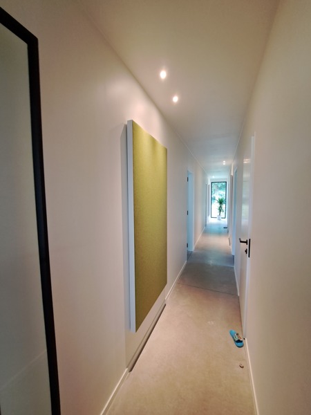 COUSTpanel vert dans un couloir étroit