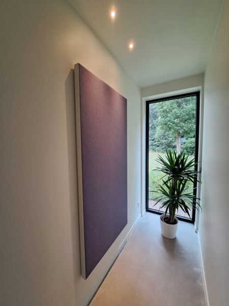 COUSTpanel violet, dans un couloir étroit
