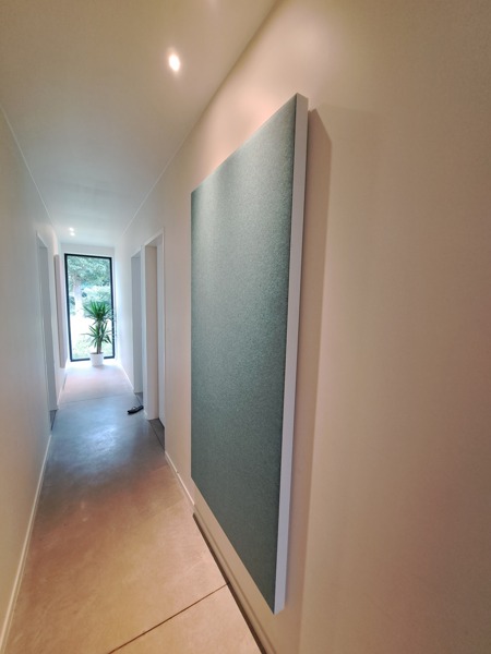 COUSTpanel, bleu, dans un couloir