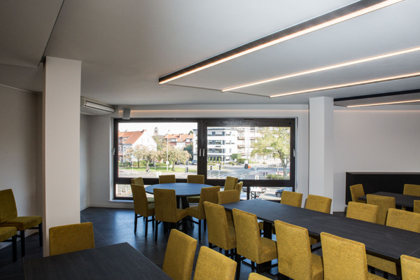 COUSTceiling blanc, profiles noir, led