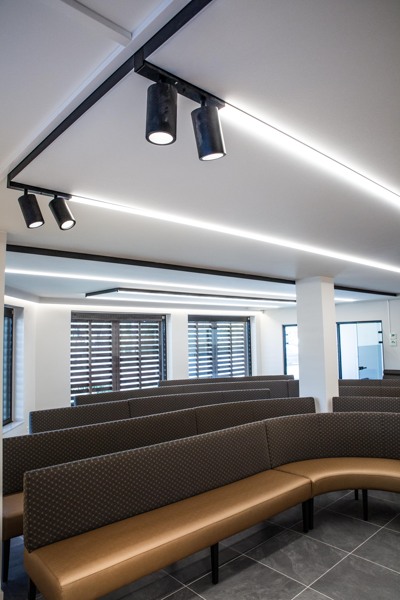 COUSTceiling blanc avec cadre noir