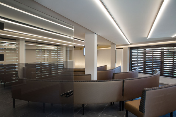 COUSTceiling blanc avec cadre noir
