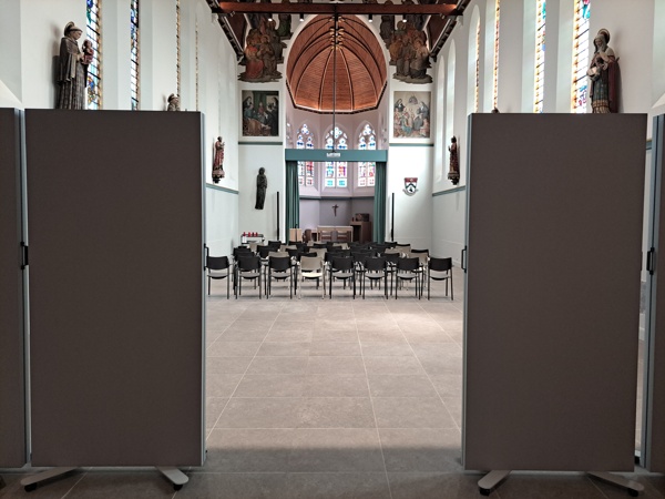 COUSTscreens sur roues dans une chapelle