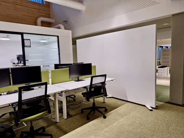 COUSTscreen blanc sur roulettes dans un bureau de DEME