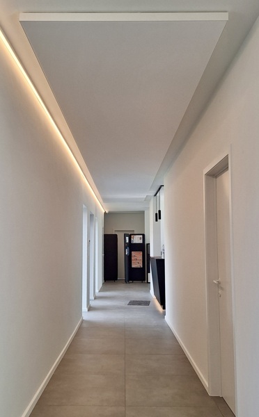 COUSTceiling dans un couloir