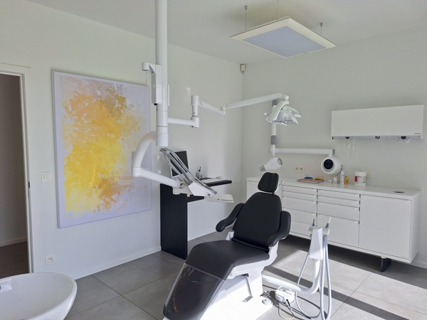 Chaise de dentiste avec panneau acoustique au mur