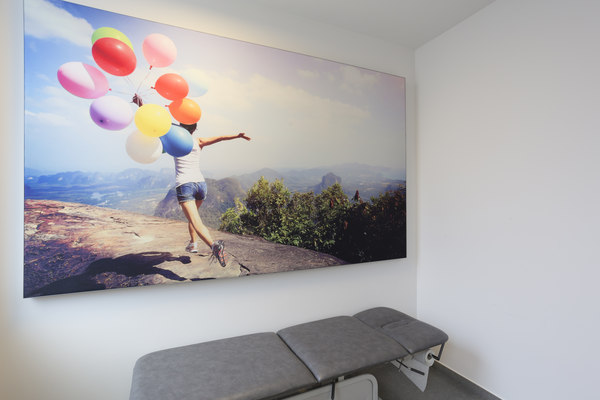 COUSTpanel avec une photo d'une jeune femme qui court dans la montagne